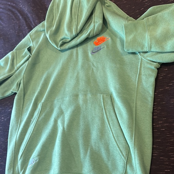 Green Nike sweatshirt - Picture 3 of 3